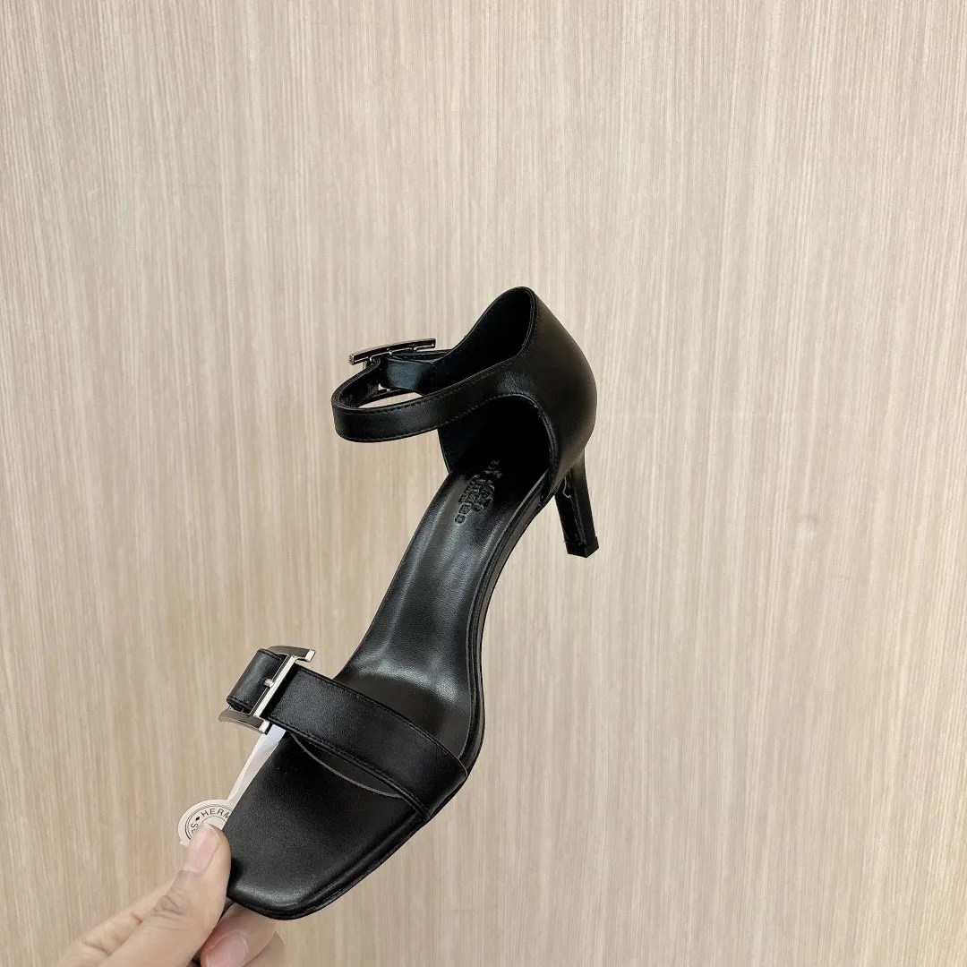 👟👟Ex-factory price 520👟👟 Hermes Judy high-heeled sandals——————————Fashionable and versatile. Matched with Hapi shoe buckles. Super comfortable. Every detail is perfect. Matched with iconic pure shoe buckles of the same tone. The design is simple and smooth to create a fashionable and feminine look. Original calfskin original 1:1 exclusive private mold heel/original leather outsole ▪️Heel height: 8cm ▪️SIZE: 34-43 (34.40.41.42. Customization is non-returnable and non-exchangeable)